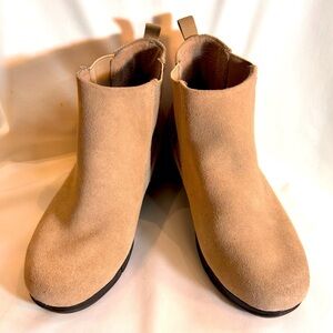 CROCS Sz 9 Tan Suede Ankle Chelsea Ankle Pull On Boots Low Wedge Soles